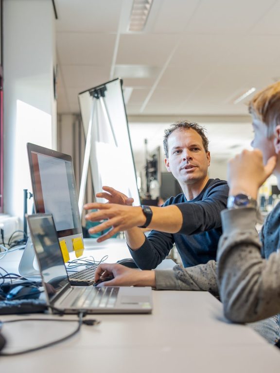 Jelle in gesprek met student