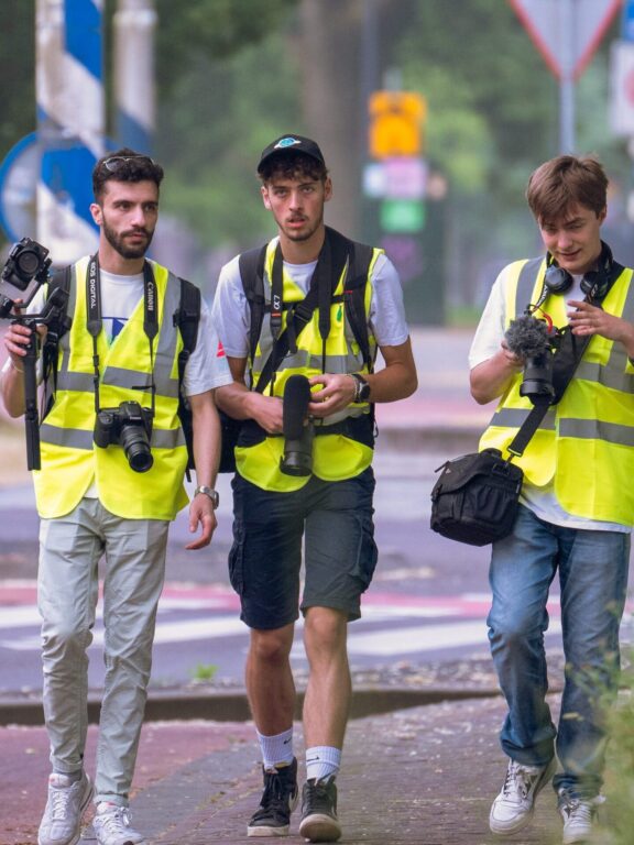 3 drie studenten van HET BUREAU met hun camera's tijdens de Elfstedentriatlon.