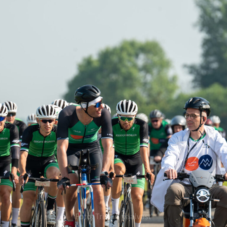 Foto van Maarten van der Weijden tijdens het fietsen voor de Elfstedentriatlon.