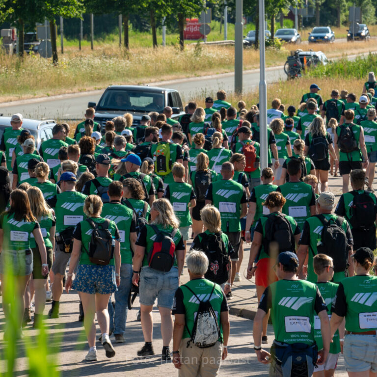 Foto van de wandelgroep tijdens de Elfstedentriatlon.