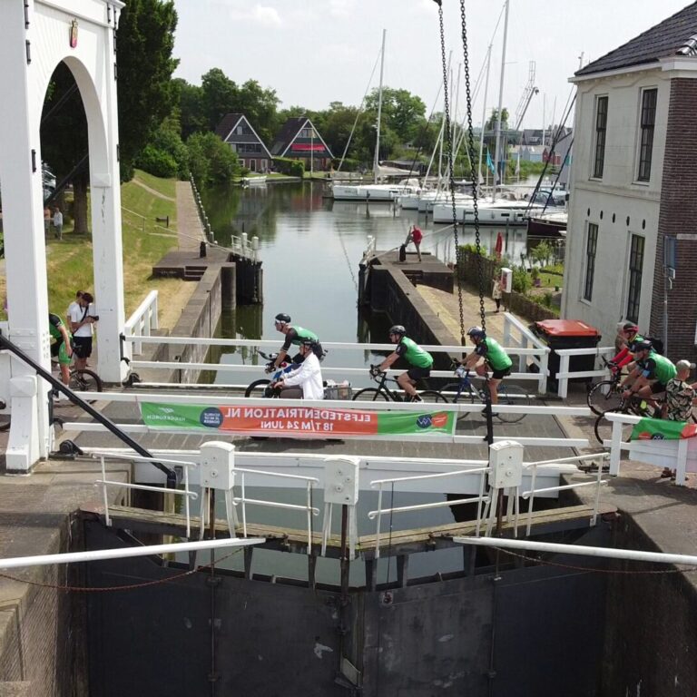 Dronebeelden van het fietsen tijdens de Elfstedentriatlon 2023.